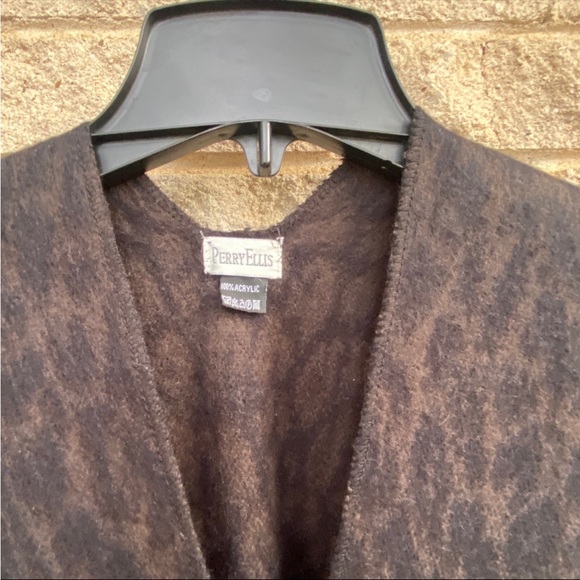 PERRY ELLIS LABEL, MOCHA /BROWN COLORED PONCHO/SHAWL W/ FRINGE - Picture 2 of 5